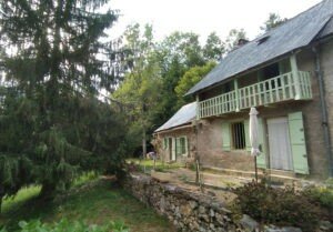 Grande maison de montagne avec un grand terrain