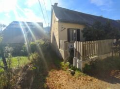 Maison et grange dans un hameau