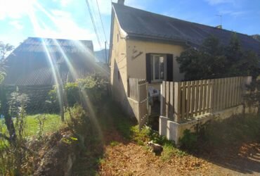 Maison et grange dans un hameau