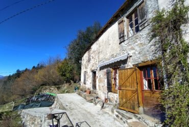 Petite maison avec grange